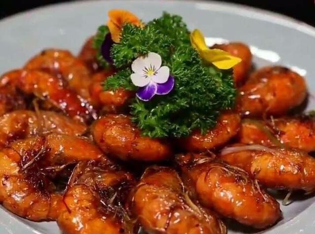 油爆大蝦，外皮酥脆，蝦肉多汁，製作過程只需幾分鐘哦！