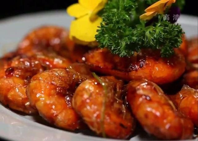 油爆大蝦，外皮酥脆，蝦肉多汁，製作過程只需幾分鐘哦！