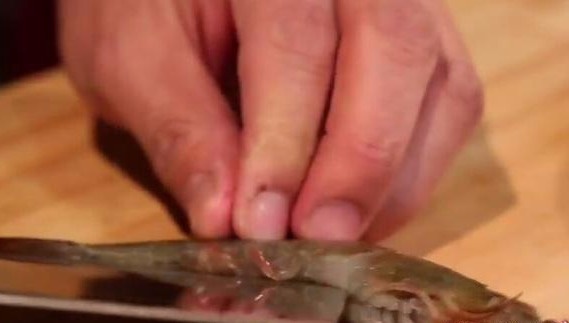 油爆大蝦，外皮酥脆，蝦肉多汁，製作過程只需幾分鐘哦！