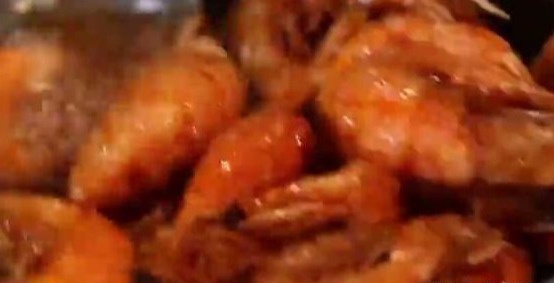油爆大蝦，外皮酥脆，蝦肉多汁，製作過程只需幾分鐘哦！