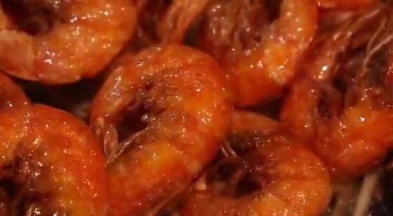 油爆大蝦，外皮酥脆，蝦肉多汁，製作過程只需幾分鐘哦！
