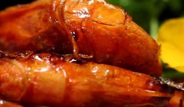 油爆大蝦，外皮酥脆，蝦肉多汁，製作過程只需幾分鐘哦！