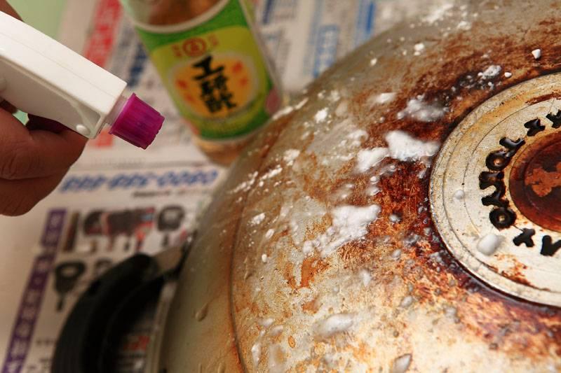 她在床墊撒「小蘇打粉」，家人以為她瘋了！30分鐘後大家嚇一大跳，簡直太實用了!!