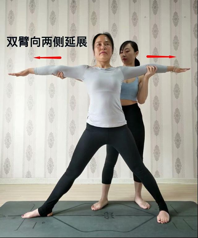 瑜伽體式三角伸展式手法矯正（配有圖文）
