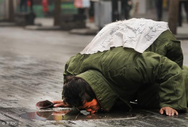 老人每天給乞丐2元錢，他流落街頭時，來一人說：爺爺，我養你吧