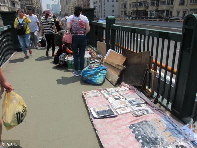 老人每天給乞丐2元錢，他流落街頭時，來一人說：爺爺，我養你吧