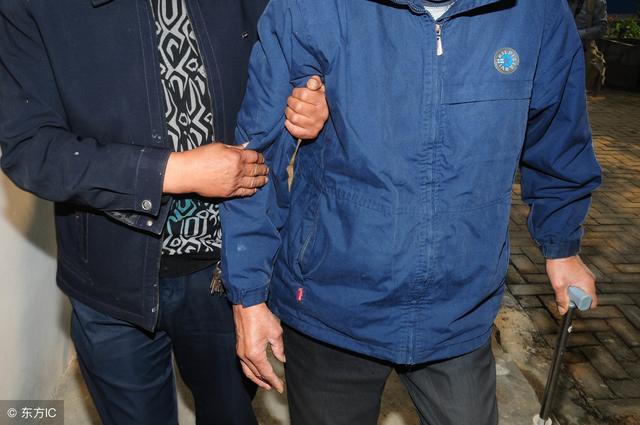 老人每天給乞丐2元錢，他流落街頭時，來一人說：爺爺，我養你吧