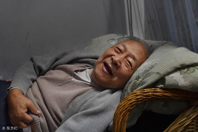 老人進城享福，被兒媳趕走後，他一個善心之舉，換來了莫大福報