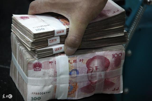 老父親病重拿出兩袋錢，小兒子搶大袋，大兒子得小袋，老父親笑了