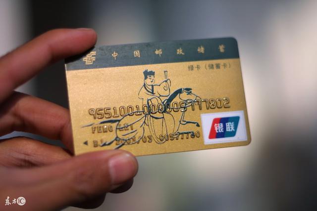 老父親病重拿出兩袋錢，小兒子搶大袋，大兒子得小袋，老父親笑了