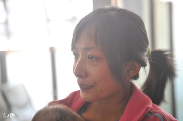 老父親病重拿出兩袋錢，小兒子搶大袋，大兒子得小袋，老父親笑了