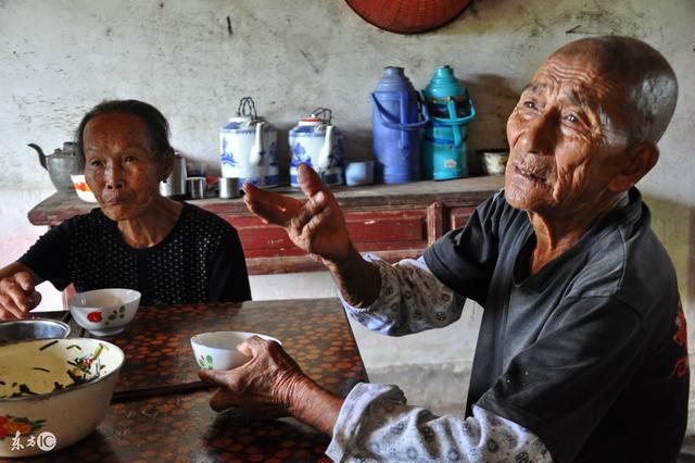 父親生病住院，兒子說工作忙沒時間回家，村裡人都夸小伙好樣的！