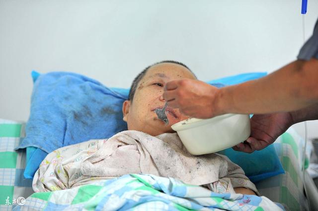 父親生病住院，兒子說工作忙沒時間回家，村裡人都夸小伙好樣的！