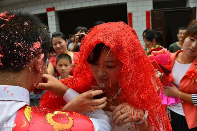 兒子結婚半年，父親才知兒媳竟是閨女，一切皆是孩子母親設的局