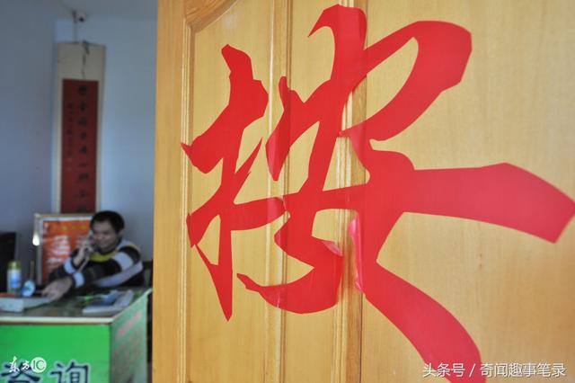 父親到省城打工，碰到外企工作的女兒，兩人轉身就跑，因為太尷尬