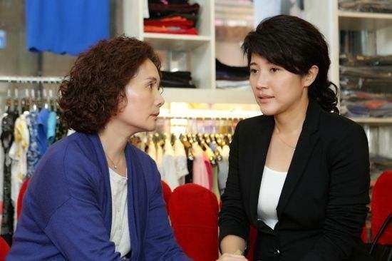 我和嫂子同一天生日，婆婆給她一千給我二百，回來打開紅包我哭了