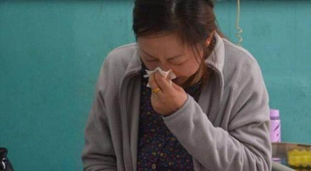 我和嫂子同一天生日，婆婆給她一千給我二百，回來打開紅包我哭了
