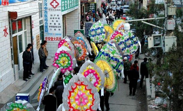 故事：張老太去世，留給媳婦孫子50萬，女兒來搶被村民趕出門