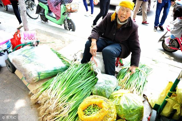 婆婆過壽我只送600，大哥大嫂送2000，婆婆卻把6萬存款全給了我
