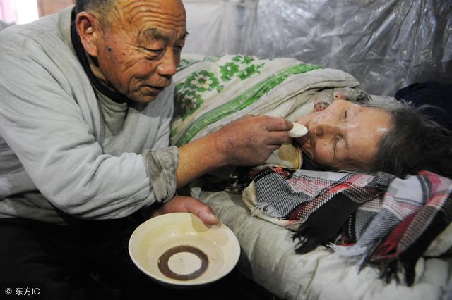 兒子記恨父母三十年，兒媳和孫子一席話，兒子哭著跪地向父母認錯