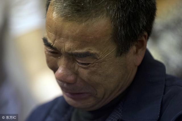兒子記恨父母三十年，兒媳和孫子一席話，兒子哭著跪地向父母認錯