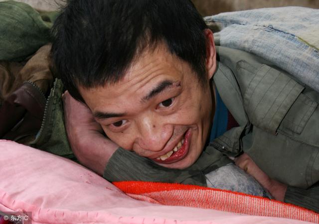男子癱瘓妻不堪重負離去，全村照顧他跟老母25年，25年後福報來了