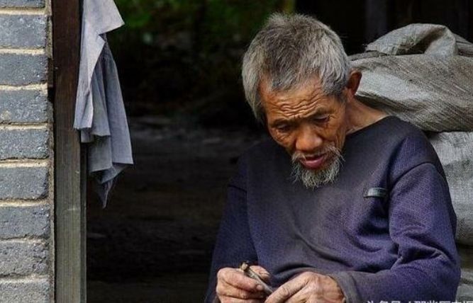 拾荒老漢撿到2袋錢，還錢給失主時反被侮辱，老漢一下子蒙了
