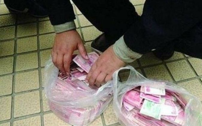 拾荒老漢撿到2袋錢，還錢給失主時反被侮辱，老漢一下子蒙了