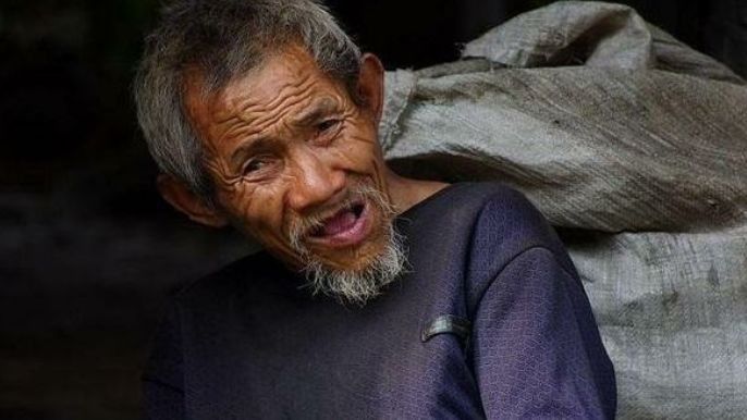 拾荒老漢撿到2袋錢，還錢給失主時反被侮辱，老漢一下子蒙了