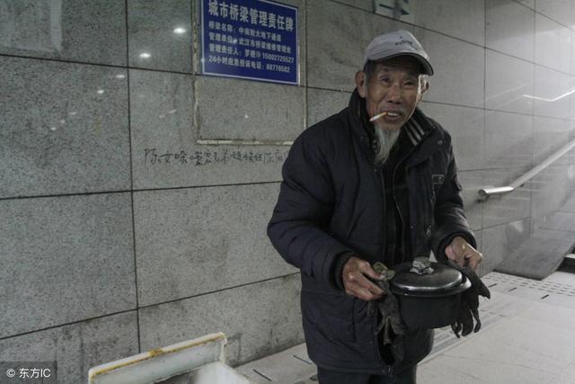 老人進城尋兒無果，小伙陪伴他6年，但老人卻不知小伙就是他孫兒