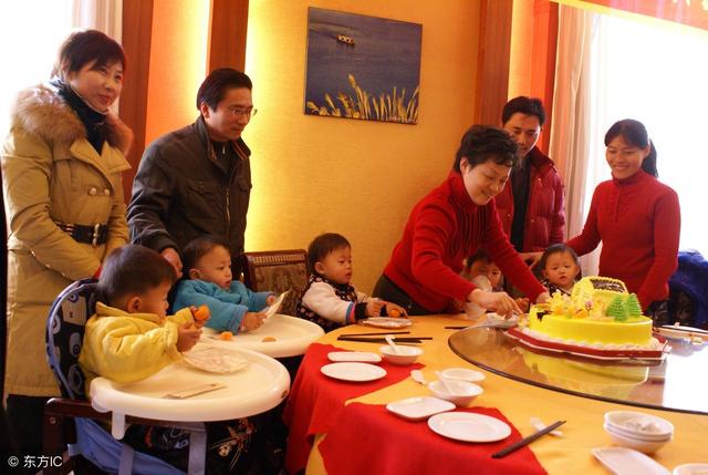 婚後第一個生日，老公不能陪她，公婆叫她出去吃飯，一進包房愣了