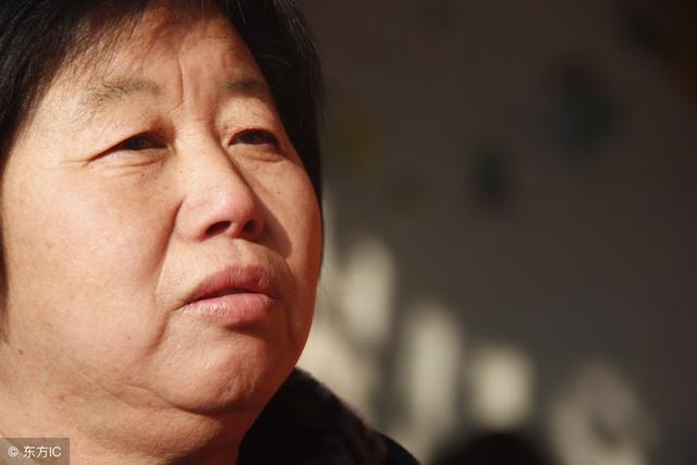 我剛結婚，第二天媽就跟爸提出離婚，媽說出理由後，我含淚說離吧