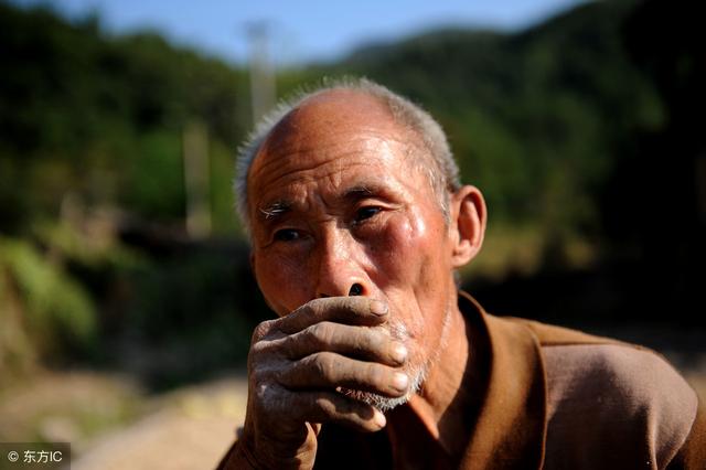 父親病重，男子回家探望，路上一個善心之舉，卻意外救了父親的命