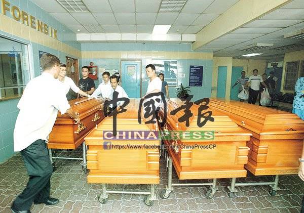 為兒子慶生，父親親手將三名兒女勒斃，再上吊自殺，牆上兩段遺言，讓人不寒而慄