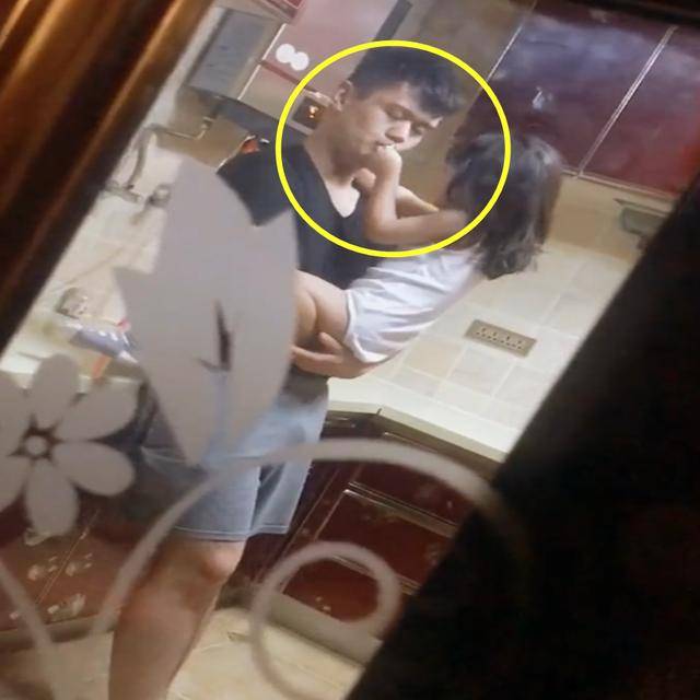 回家找不到父女倆！順著聲音「到廚房一看」媽媽頓時無法淡定了~