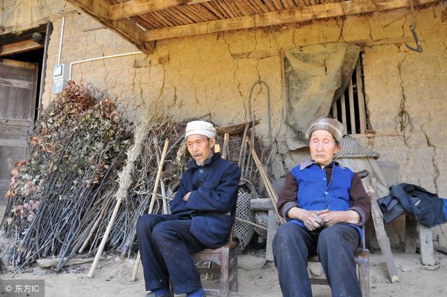 兒子出門打工6年不回家，老父乘車去找，看到兒子後崩潰大哭