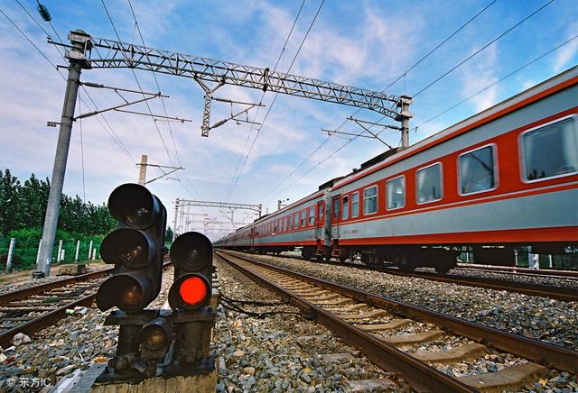 兒子出門打工6年不回家，老父乘車去找，看到兒子後崩潰大哭