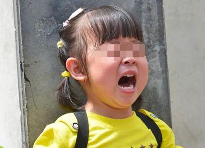 4歲女兒不停地咳嗽，寶媽起疑，偶然瞥見姑姑的嘴唇，寶媽愣了