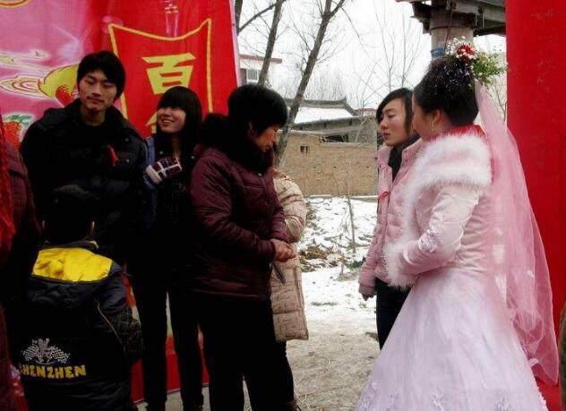 我結婚前婆家沒給彩禮，舉辦婚禮時婆婆還欺負我，母親拉起我就走