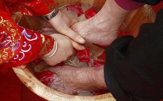 端午節老婆給媽洗腳，我夸老婆孝順，吃飯時老婆一句話，我趕走媽