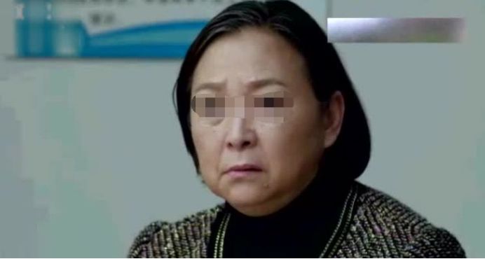 小伙娶四十歲阿姨，婚後第二天阿姨卻賴床，小伙揭開被單，癱在地