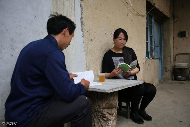 我帶3歲女兒相親，女兒躲桌下面和我說句話，我決定非他不嫁