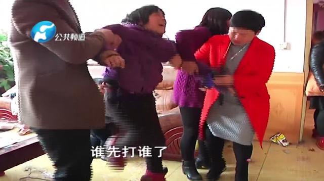 兒媳房間惡臭髒得像豬窩，婆婆看不下去開罵，兒媳潑尿暴打婆婆