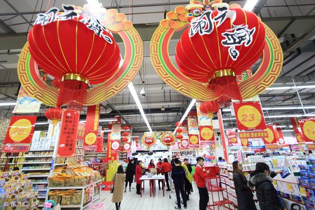老婆生完孩子後胖如豬，嫌丟人提離婚，一年後超市相遇我成笑話！
