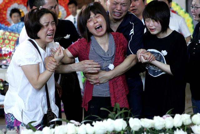 前妻去世，我帶兒子參加葬禮，兒子指著靈堂花圈，我氣得直哆嗦！