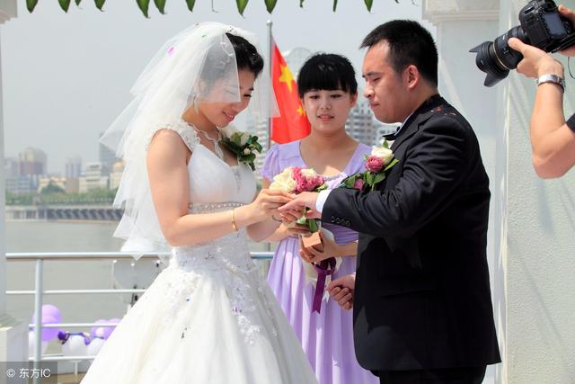 老婆出車禍，我提離婚，一年後她再婚，看到婚禮現場我不敢相信！