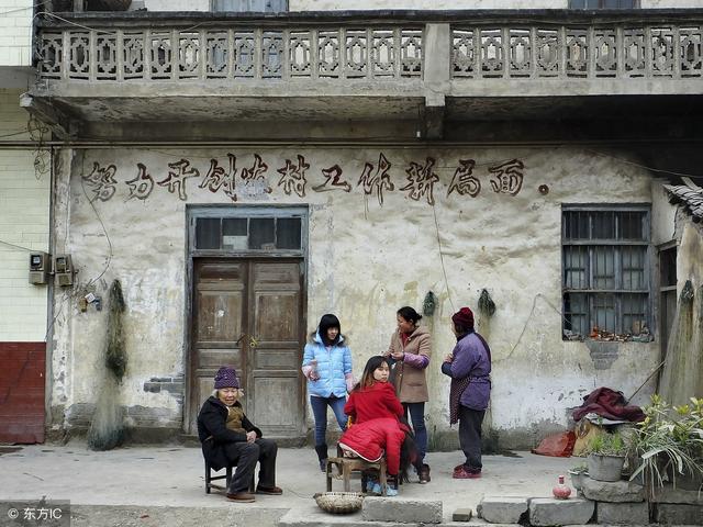 繼母送我去孤兒院，20年後回家看到一幕，我決定給她養老送終！