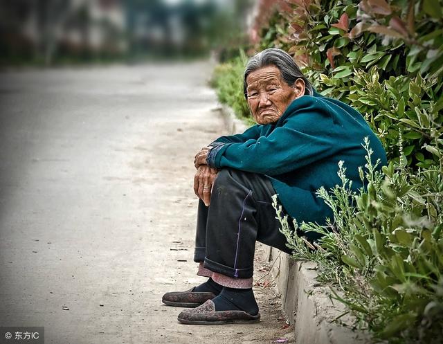 繼母送我去孤兒院，20年後回家看到一幕，我決定給她養老送終！