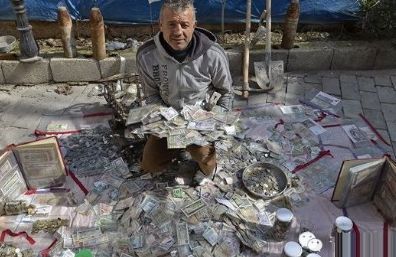 男子購買了一套死亡老人房，推倒翻新後，卻在房屋裡有了意外收穫