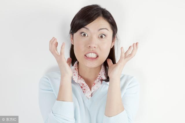 離婚後我分得100萬，全家人眉開眼笑，當天吃飯我把桌子掀了！